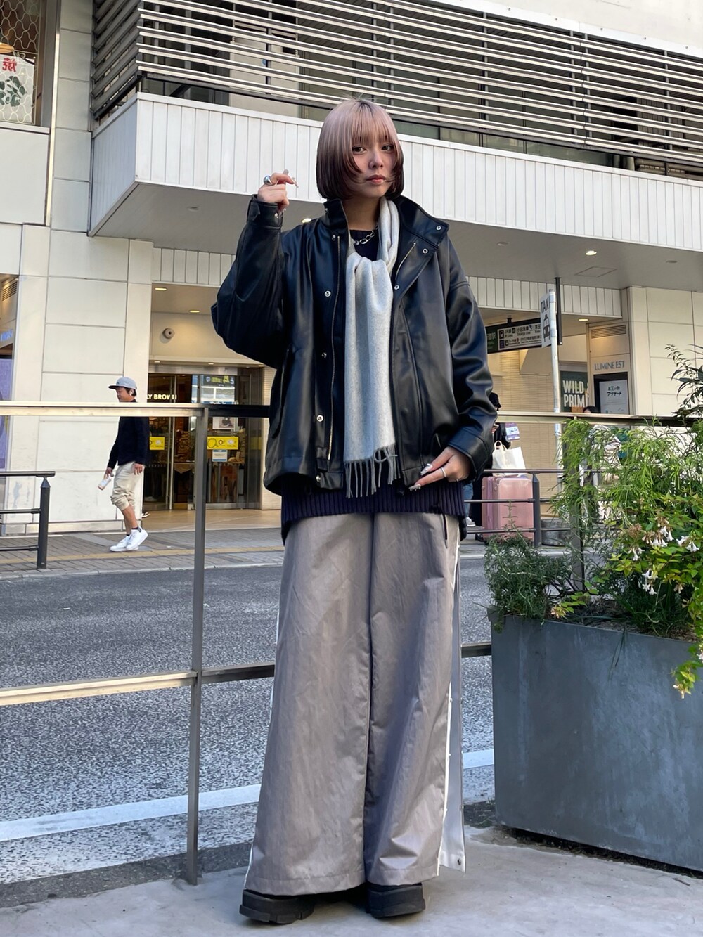 ブラック系のライダースジャケット、グレー系のその他パンツ、ホワイト系のマフラーを着用したレディースの秋コーディネートの3枚目の写真