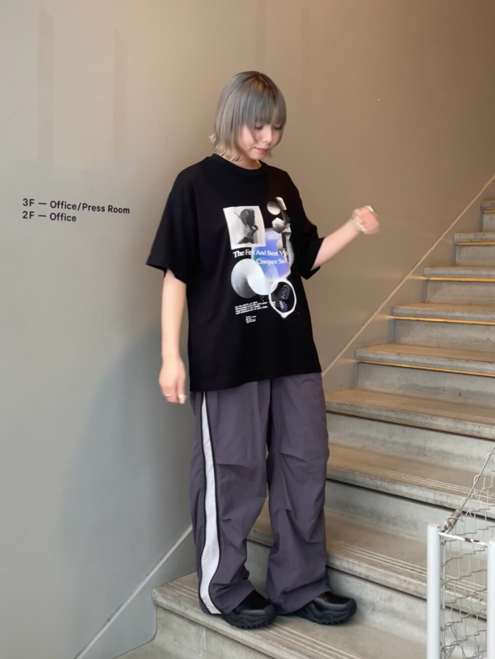 ブラック系のTシャツ/カットソー、グレー系のその他パンツを着用したレディースの春コーディネートの2枚目の写真