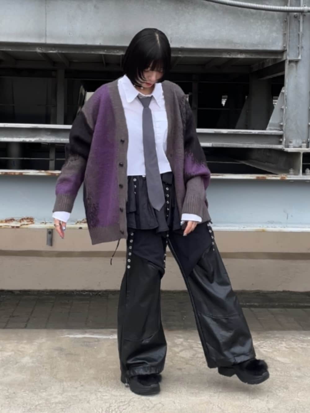 パープル系のカーディガン/ボレロ、パープル系のカーディガン/ボレロ、ブラック系のその他パンツを着用したレディースの秋コーディネートの2枚目の写真