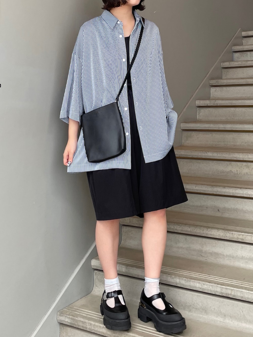 ブルー系のシャツ/ブラウス、ブラック系のショルダーバッグ、ブラック系のその他パンツを着用したレディースの夏コーディネートの3枚目の写真