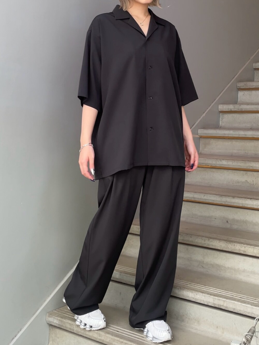 ブラック系のセットアップを着用したレディースの春コーディネートの4枚目の写真