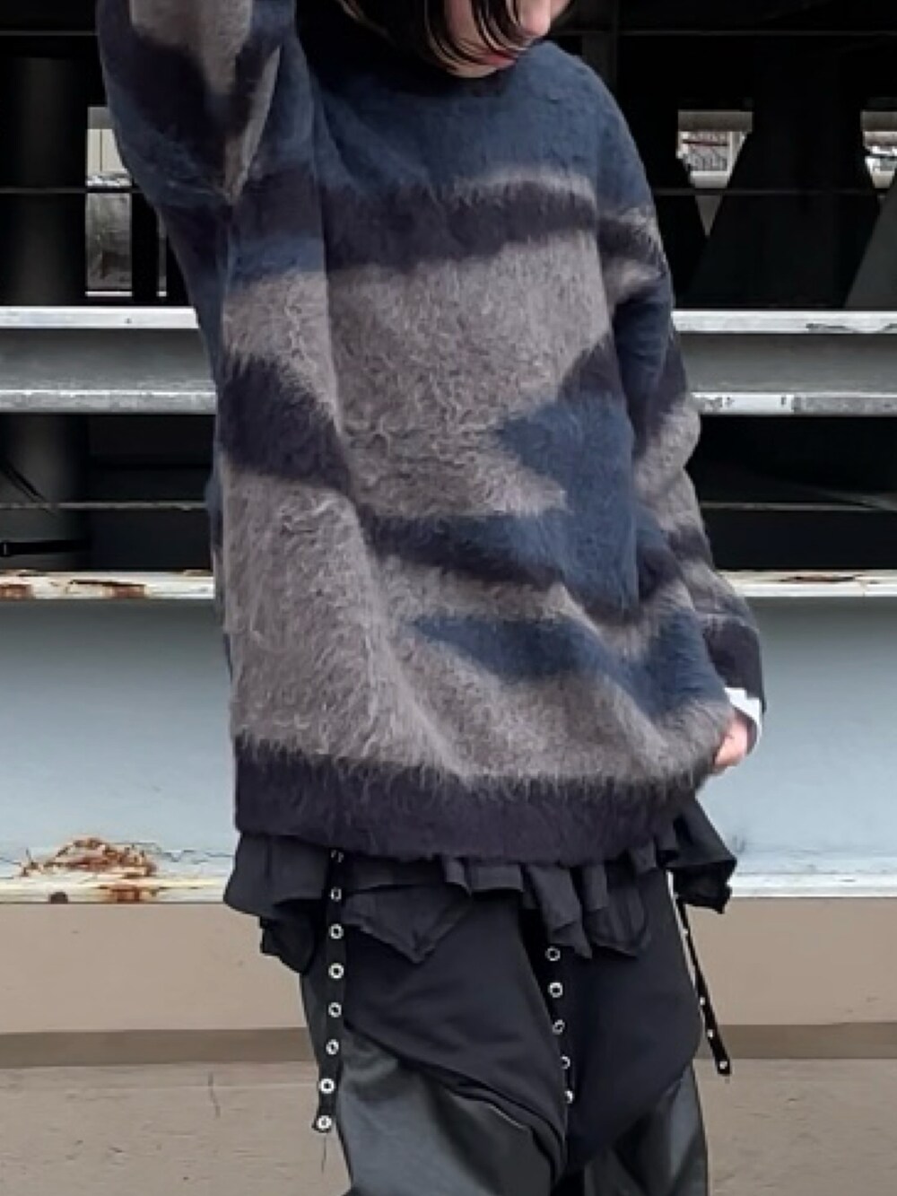 グリーン系のニット/セーター、グリーン系のニット/セーターを着用したレディースの秋コーディネートの3枚目の写真