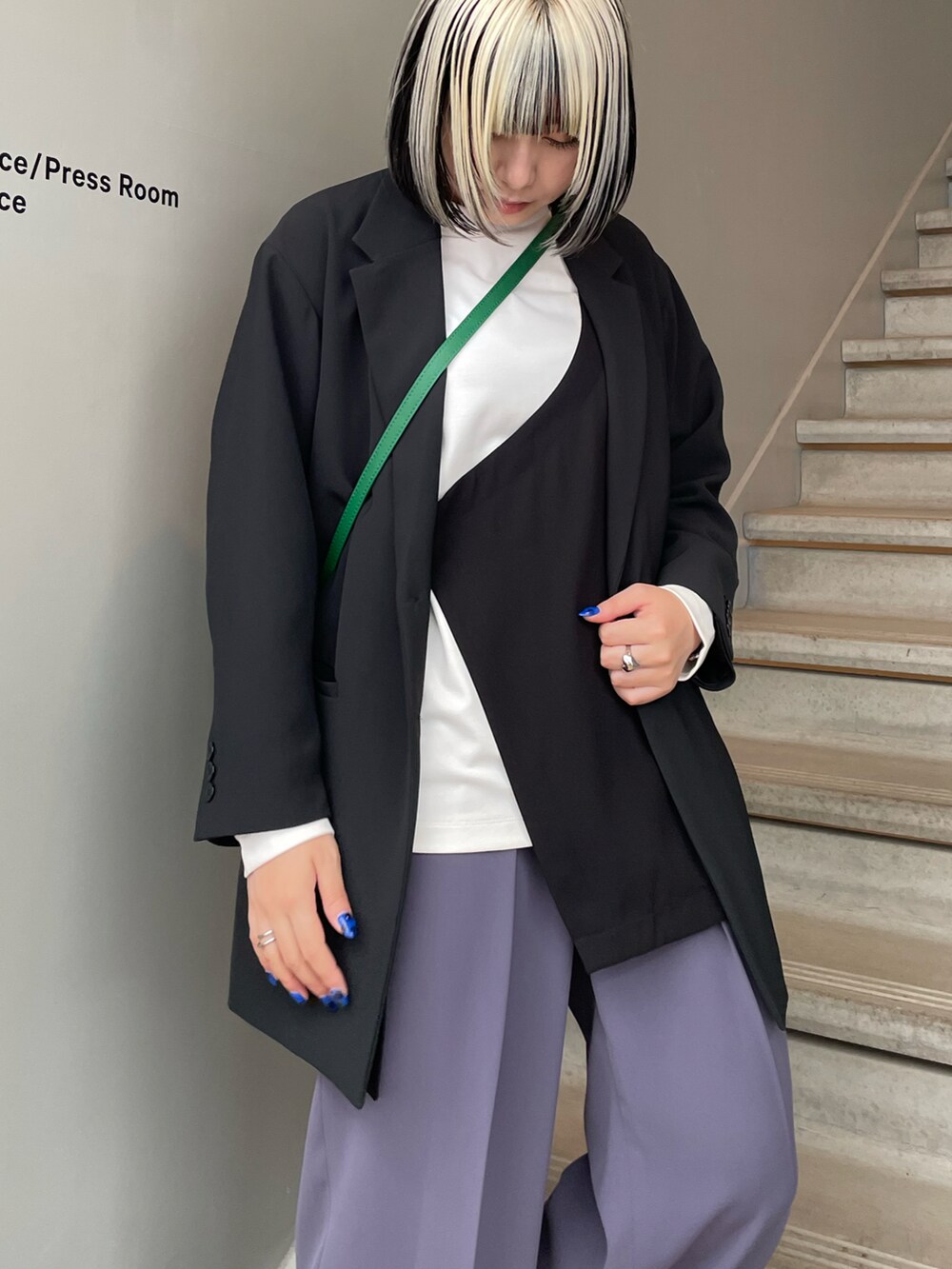 パープル系のその他パンツ、グリーン系のショルダーバッグ、ブラック系のテーラードジャケットを着用したレディースの夏コーディネートの2枚目の写真