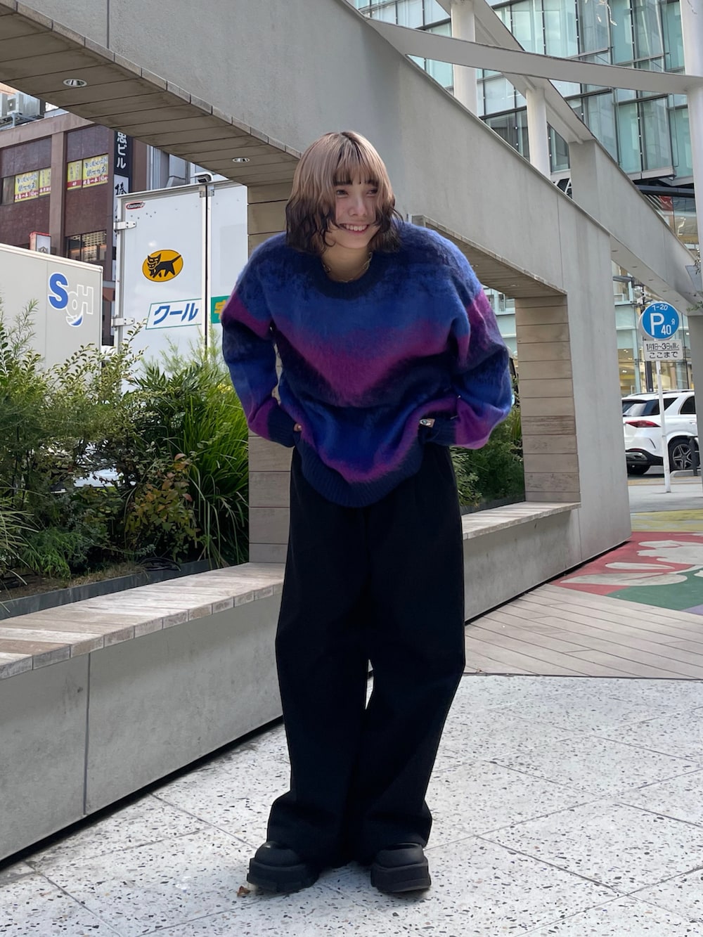 ブルー系のニット/セーター、ブラック系のその他パンツを着用したレディースの冬コーディネートの3枚目の写真