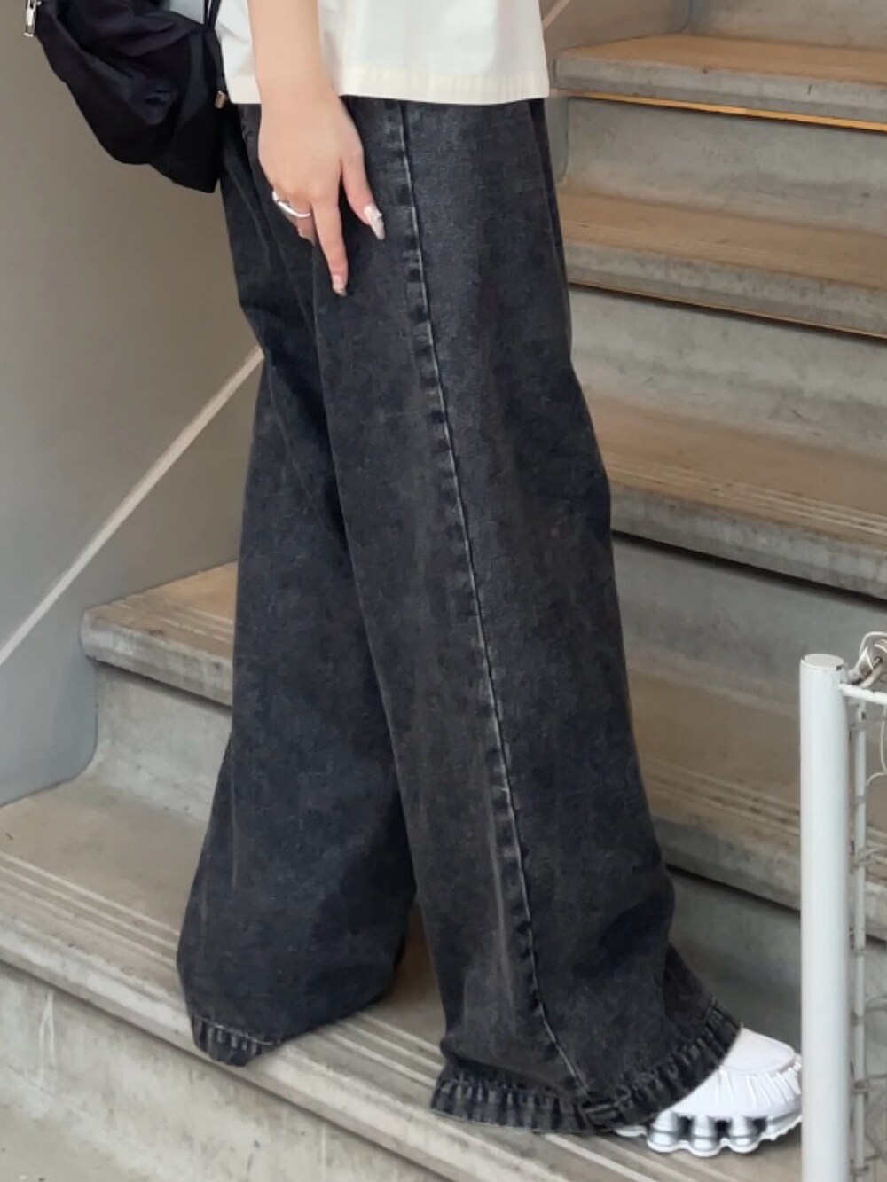 ホワイト系のシャツ/ブラウス、ブラック系のデニムパンツ、ブラック系のバックパック/リュックを着用したレディースの春コーディネートの4枚目の写真