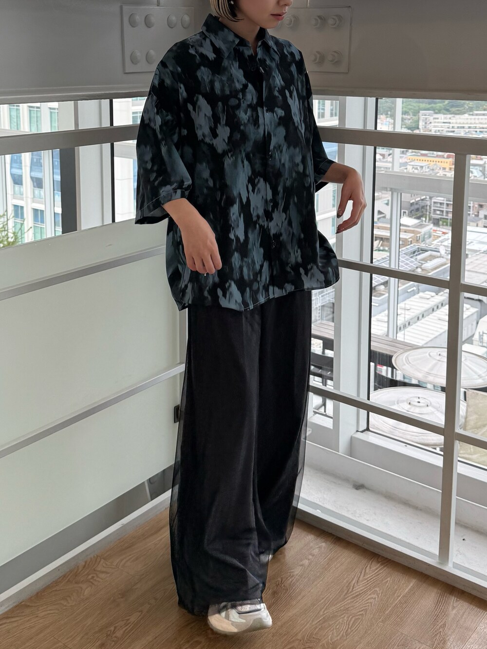 ブラック系のシャツ/ブラウスを着用したレディースの春コーディネートの2枚目の写真