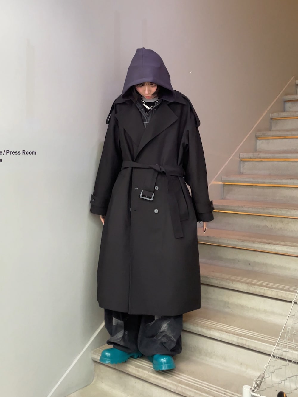 ブラック系のトレンチコート、ブラック系のトレンチコートを着用したレディースの秋コーディネートの2枚目の写真