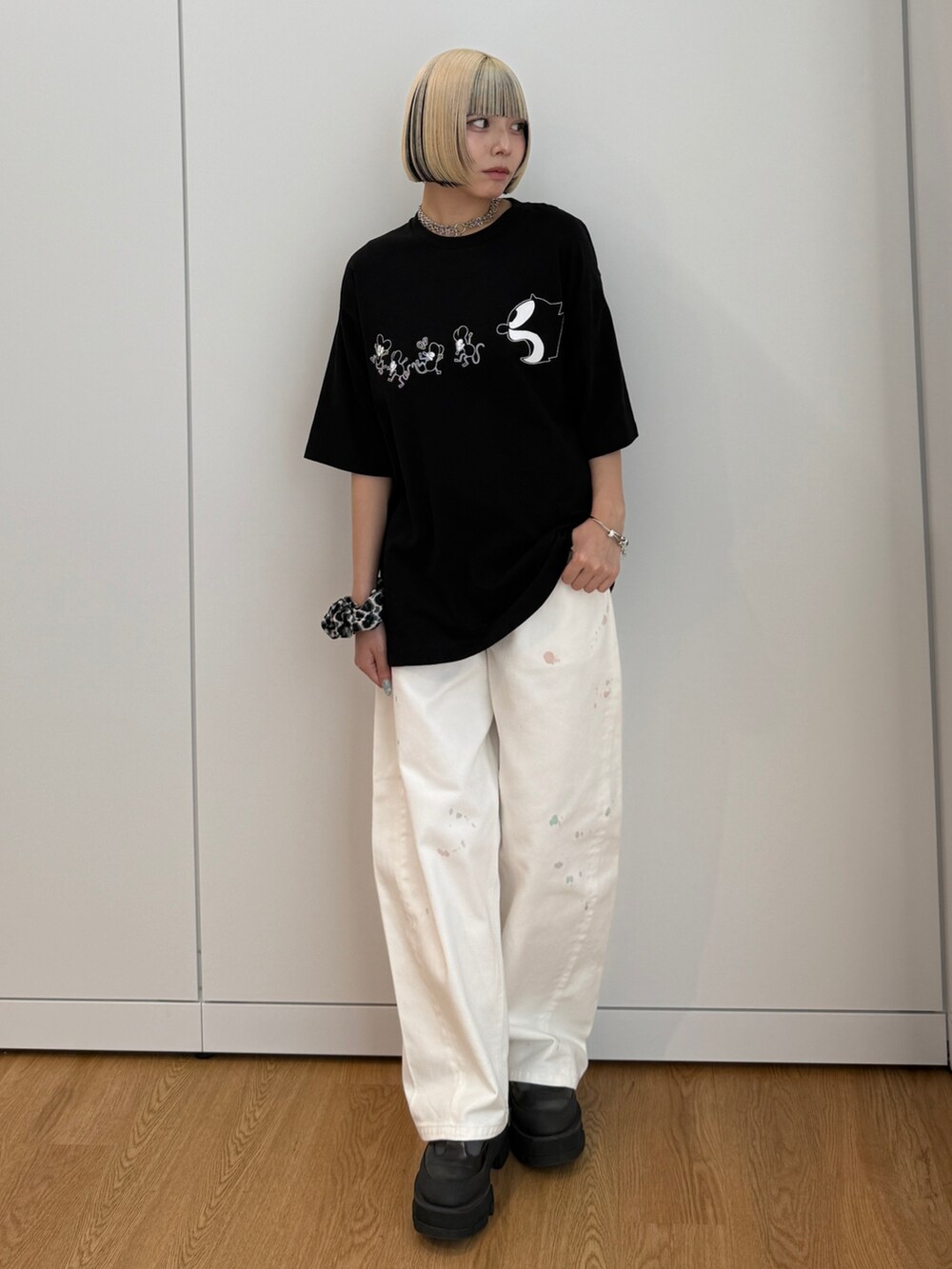 ブラック系のTシャツ/カットソー、ホワイト系のその他パンツを着用したレディースの夏コーディネートの2枚目の写真