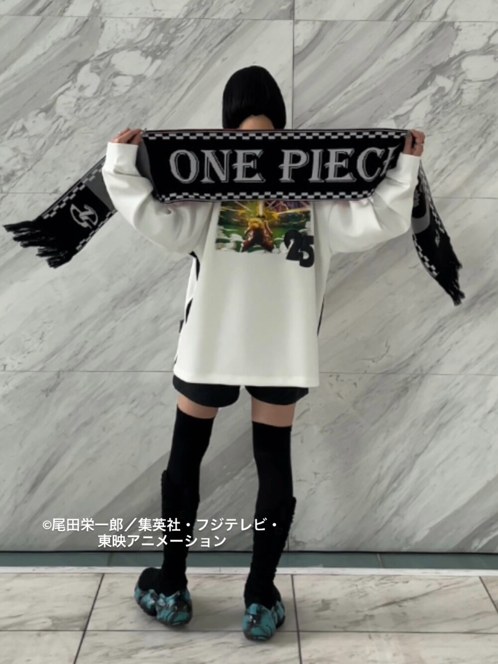 ホワイト系のTシャツ/カットソー、ブラック系のマフラーを着用したレディースの秋コーディネートの2枚目の写真