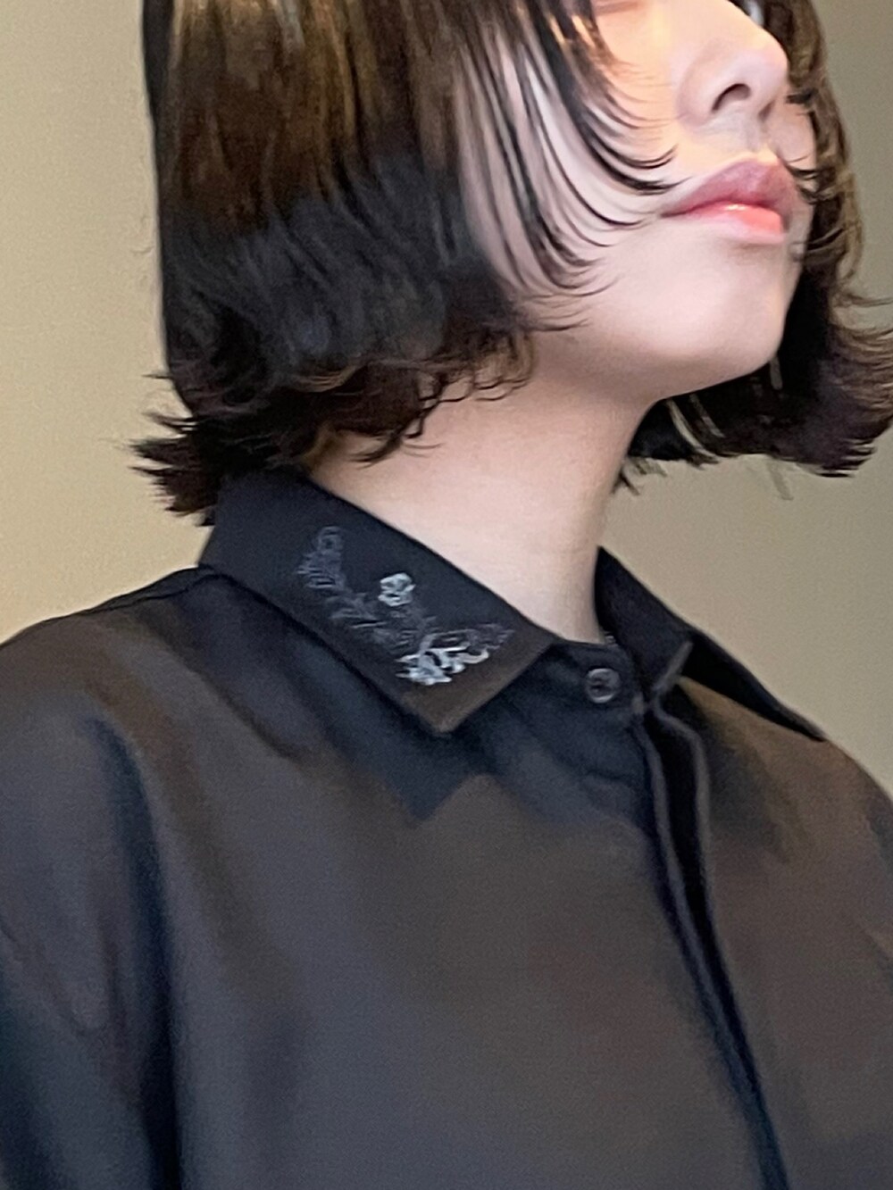 ブラック系のシャツ/ブラウス、ブラック系のデニムパンツを着用したレディースの春コーディネートの2枚目の写真