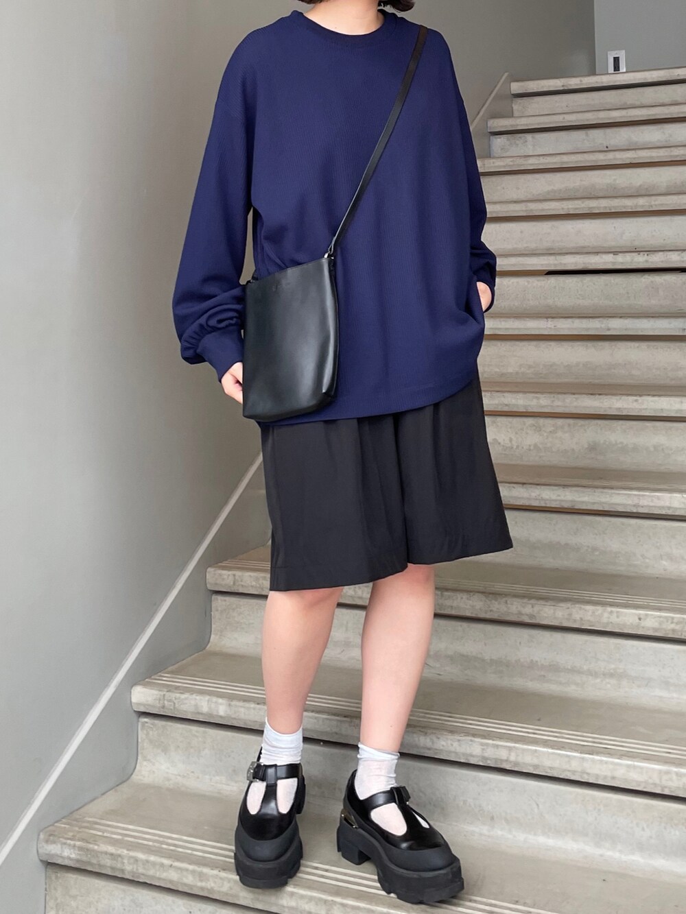 ブルー系のTシャツ/カットソー、ブラック系のショルダーバッグ、ブラック系のその他パンツを着用したレディースの夏コーディネートの2枚目の写真