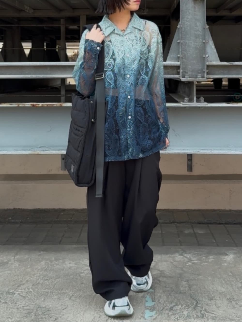 ブルー系のシャツ/ブラウス、ブラック系のその他パンツ、ブラック系のトートバッグを着用したレディースの春コーディネートの2枚目の写真
