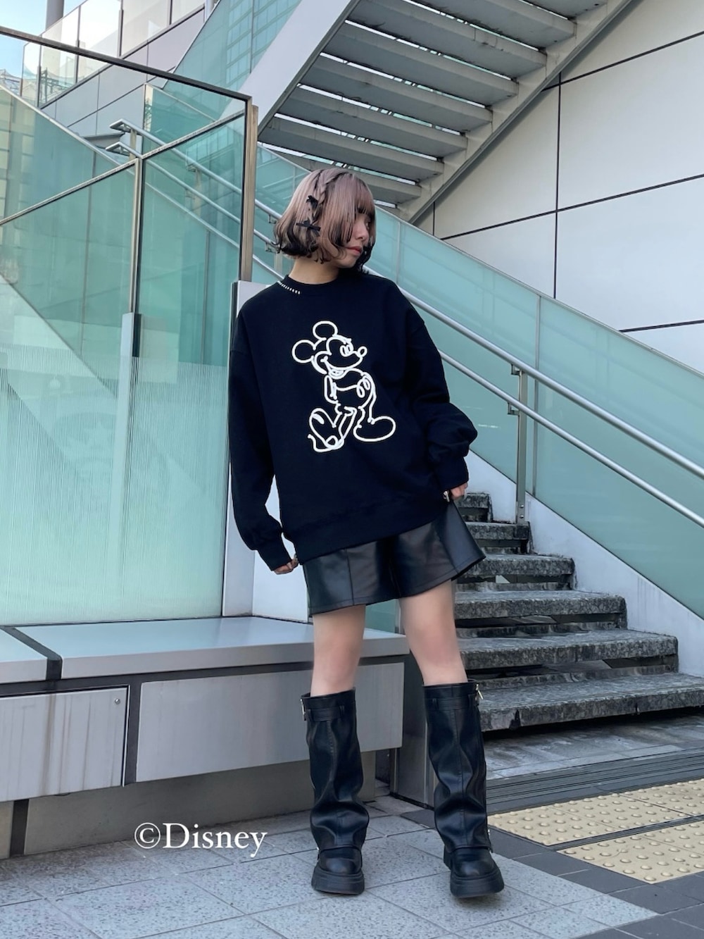 ブラック系のスウェットを着用したレディースの冬コーディネートの2枚目の写真