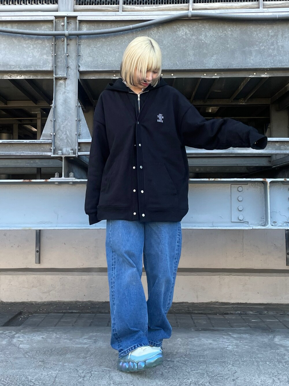 ブラック系のカーディガン/ボレロ、ブルー系のデニムパンツを着用したレディースの冬コーディネートの2枚目の写真