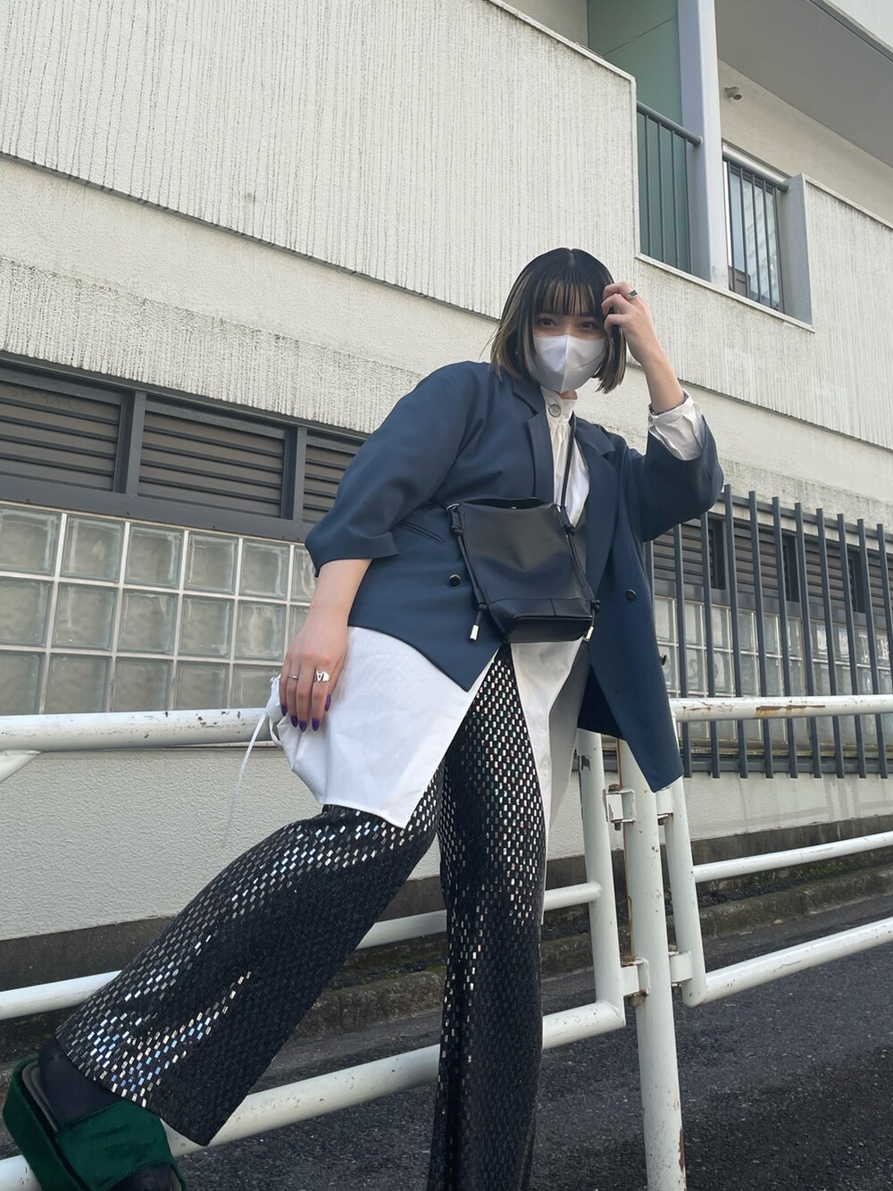 ブラック系のショルダーバッグを着用したレディースの春コーディネートの2枚目の写真