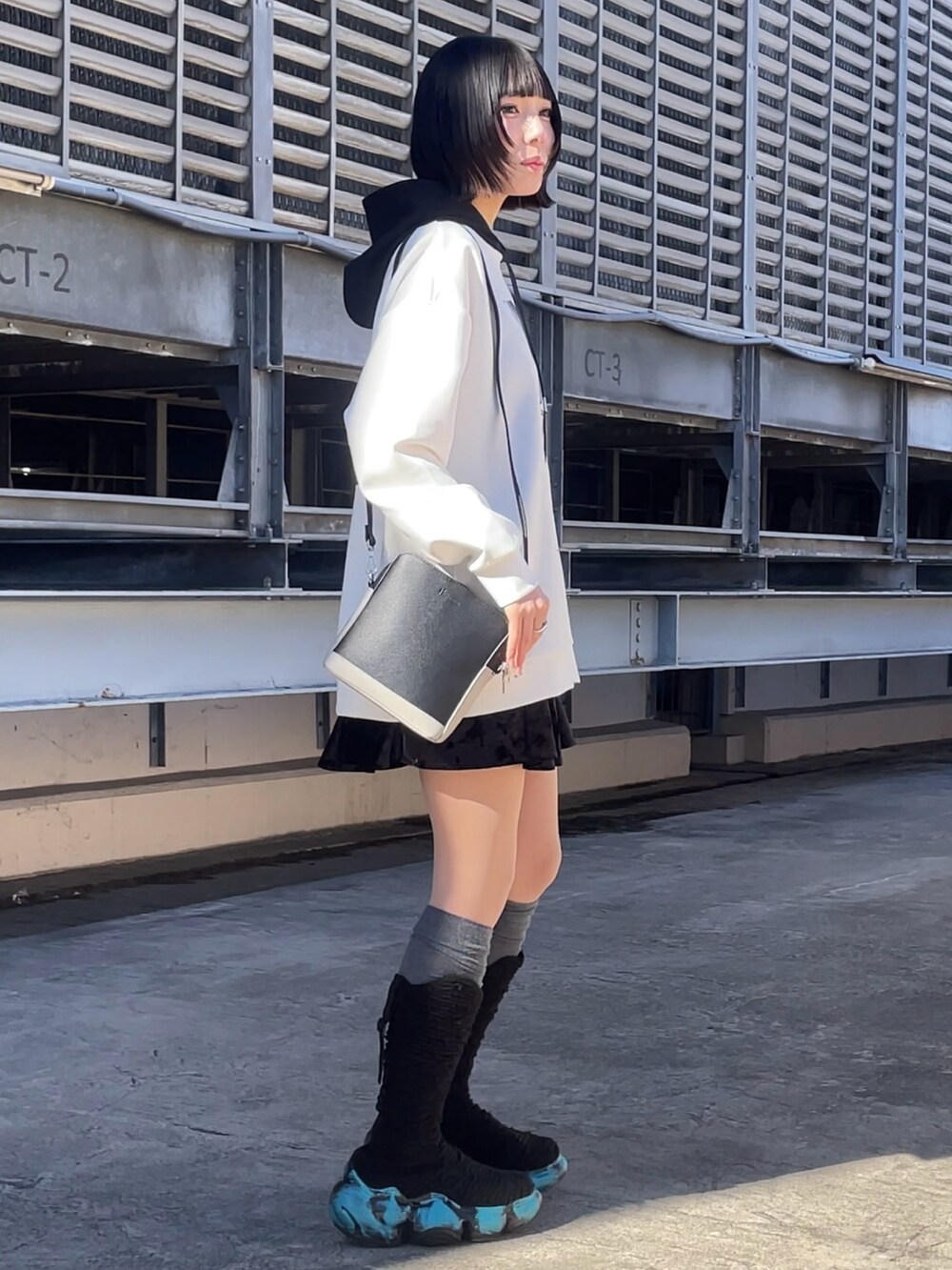 ホワイト系のパーカー、ホワイト系のパーカー、ベージュ系のショルダーバッグを着用したレディースの冬コーディネートの2枚目の写真