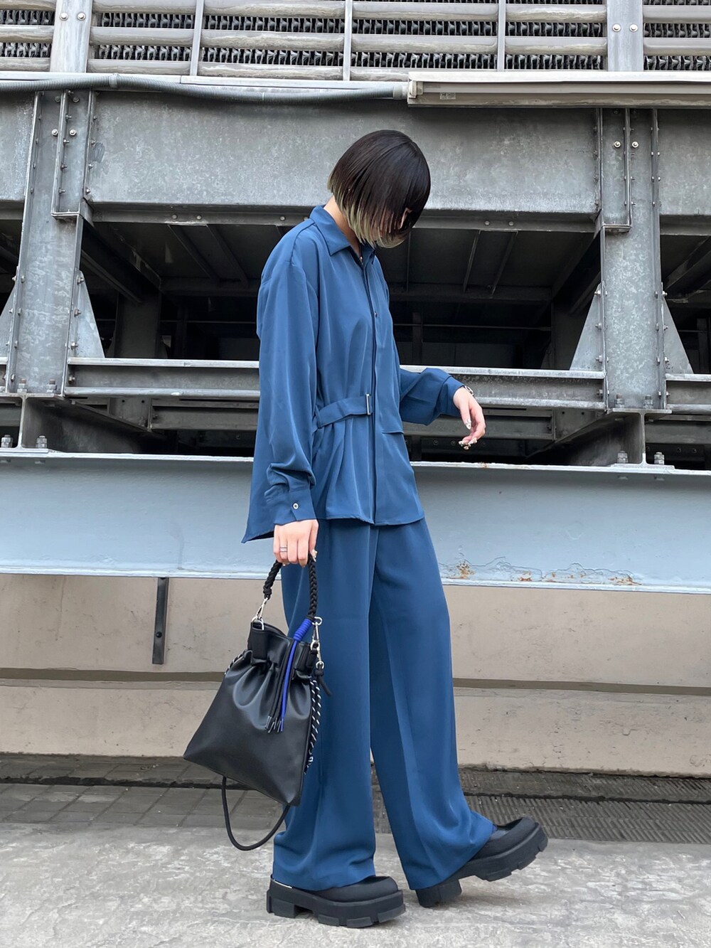 ブルー系のシャツ/ブラウス、ブルー系のその他パンツ、ブラック系のショルダーバッグを着用したレディースの春コーディネートの2枚目の写真