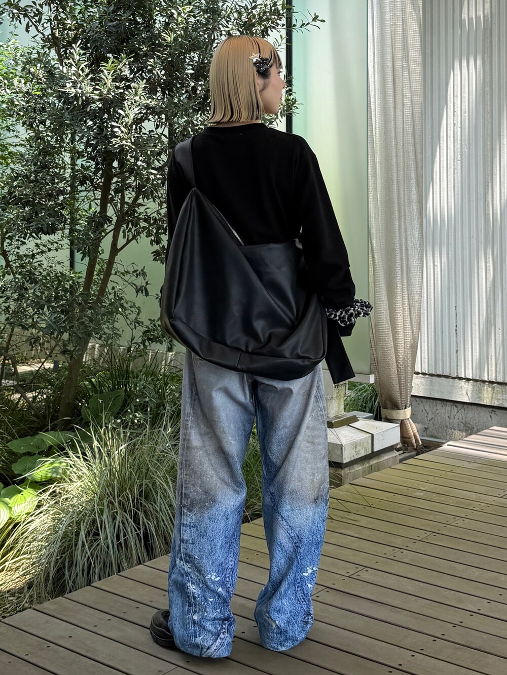 ブラック系のTシャツ/カットソー、ブルー系のその他パンツ、ブラック系のショルダーバッグを着用したレディースの夏コーディネートの2枚目の写真