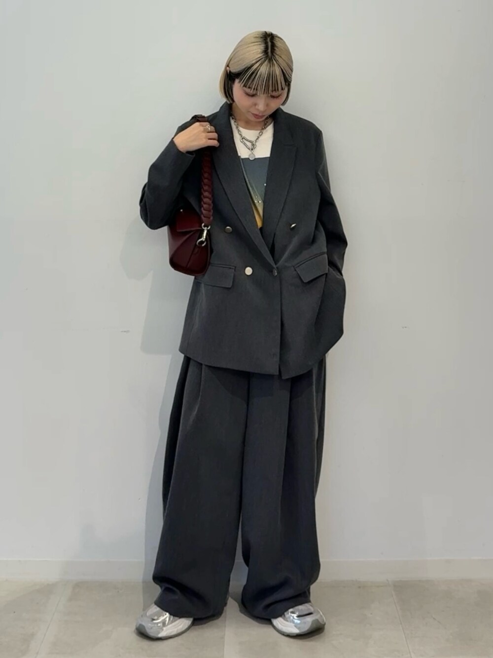 グレー系のその他パンツ、ブラック系のTシャツ/カットソーを着用したレディースの夏コーディネートの2枚目の写真