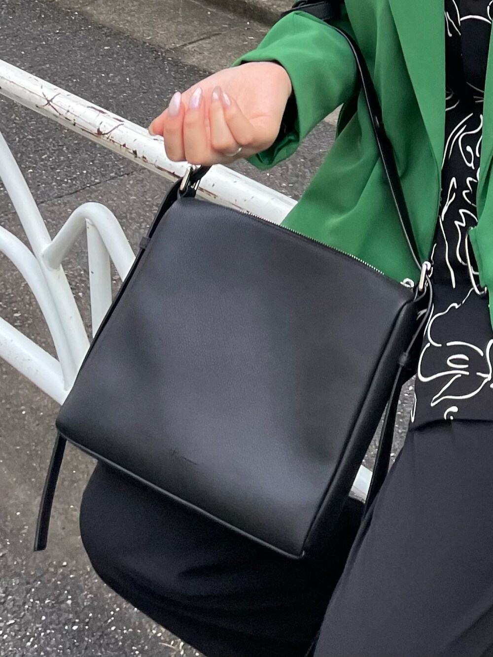 ブラック系のシャツ/ブラウス、グリーン系のテーラードジャケット、パープル系のその他パンツを着用したレディースの秋コーディネートの3枚目の写真