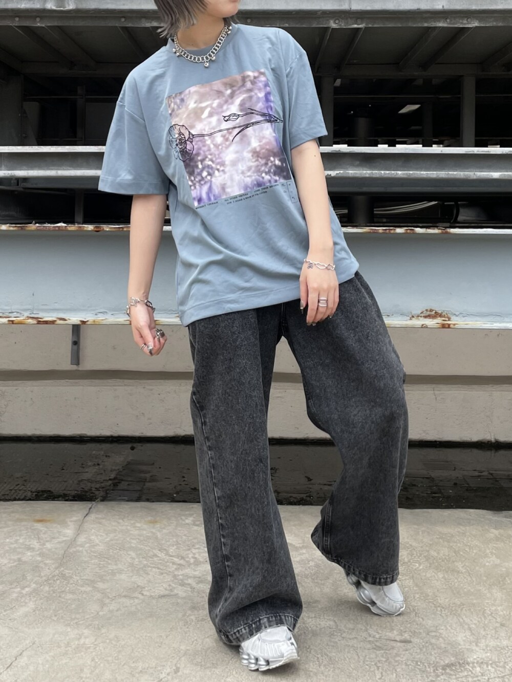 ブルー系のTシャツ/カットソー、グレー系のデニムパンツを着用したレディースの夏コーディネートの2枚目の写真