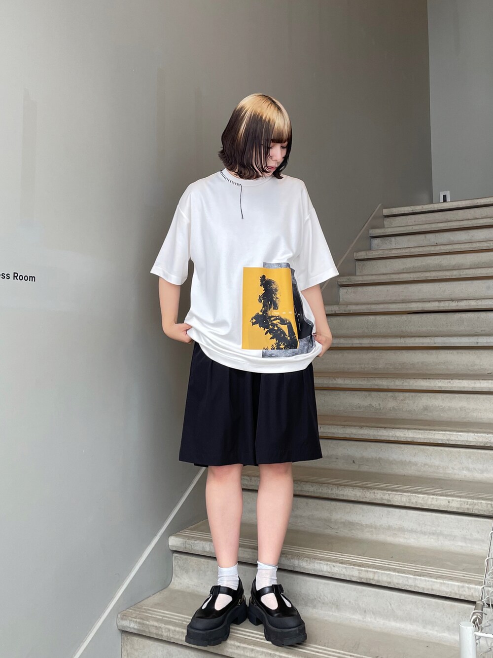 ホワイト系のTシャツ/カットソー、ブラック系のその他パンツを着用したレディースの夏コーディネートの2枚目の写真