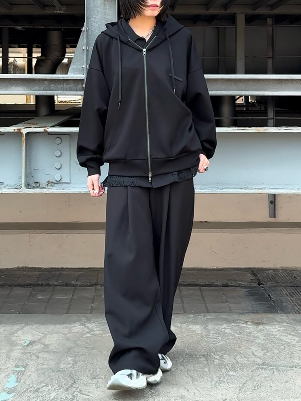 ブラック系のパーカー、ブラック系のパーカー、ブラック系のその他パンツを着用したレディースの春コーディネートの2枚目の写真