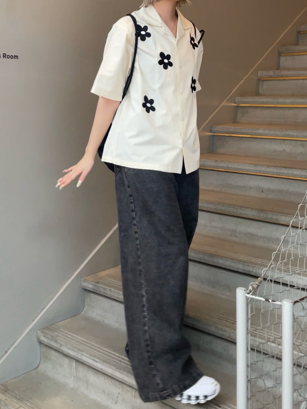 ホワイト系のシャツ/ブラウス、ブラック系のデニムパンツ、ブラック系のバックパック/リュックを着用したレディースの春コーディネートの3枚目の写真