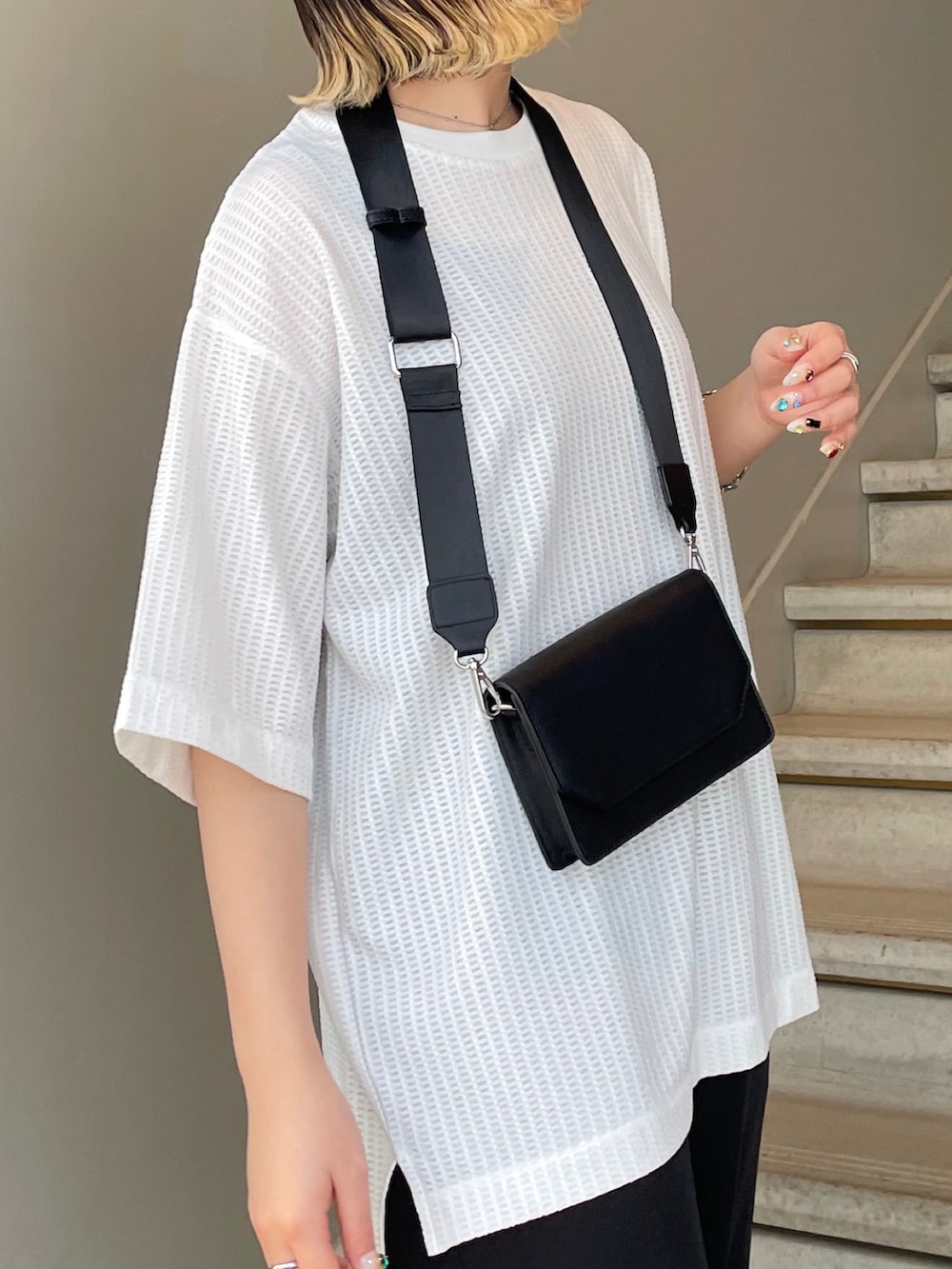 ブラック系のショルダーバッグを着用したレディースの春コーディネートの3枚目の写真