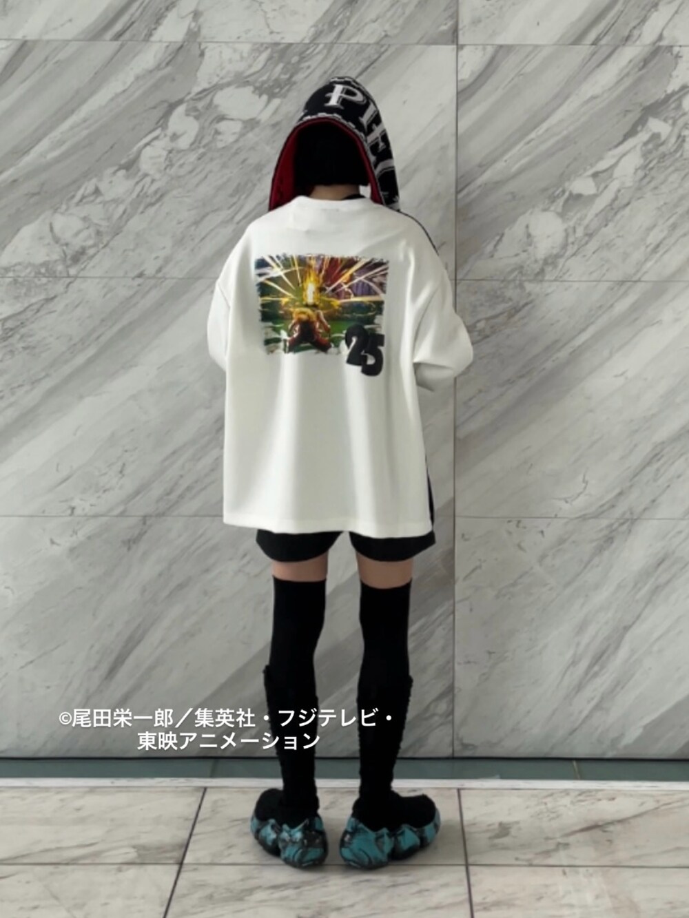 ホワイト系のTシャツ/カットソー、ブラック系のマフラーを着用したレディースの秋コーディネートの4枚目の写真