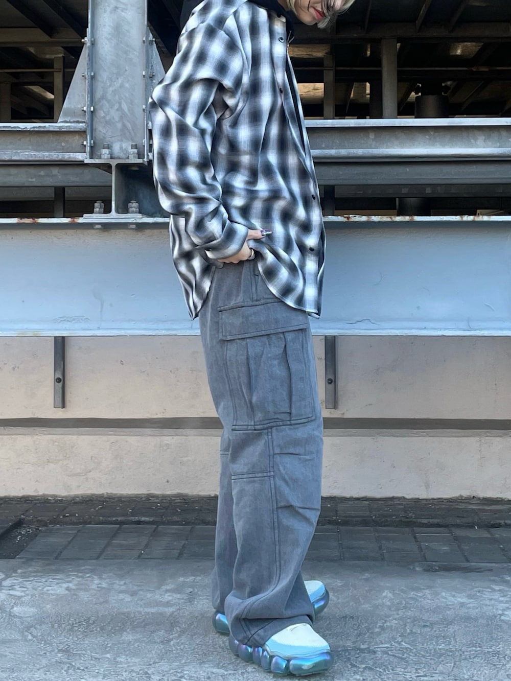 ブラック系のシャツ/ブラウス、グレー系のカーゴパンツを着用したレディースの冬コーディネートの4枚目の写真