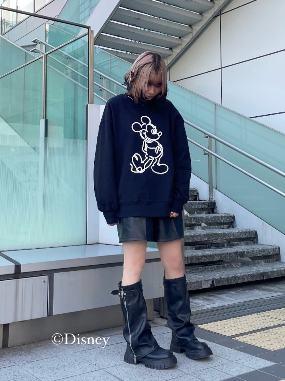 ブラック系のスウェットを着用したレディースの冬コーディネートの3枚目の写真