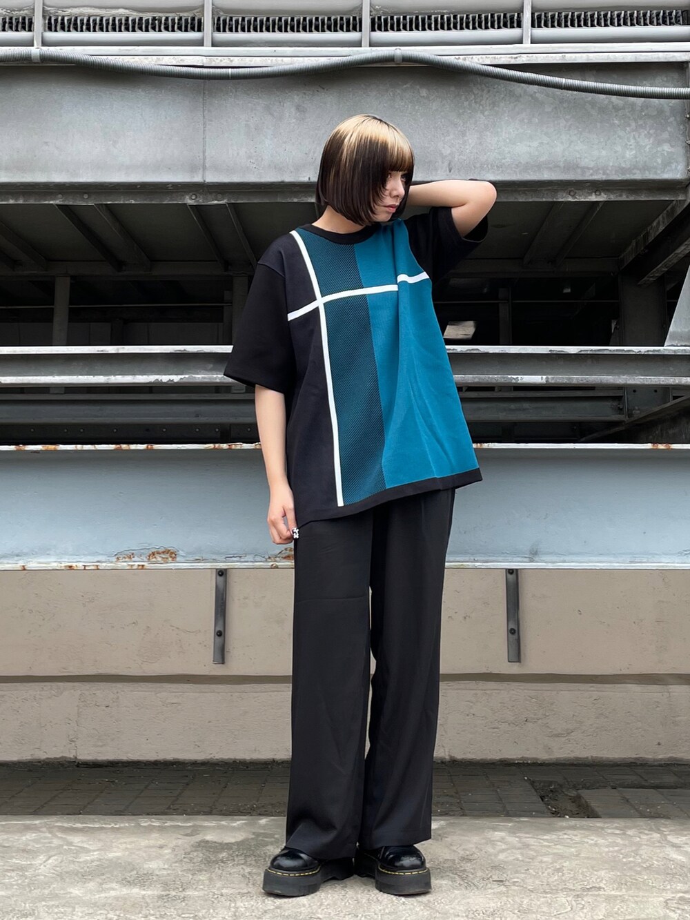 ブラック系のTシャツ/カットソー、ブラック系のその他パンツを着用したレディースの夏コーディネートの2枚目の写真