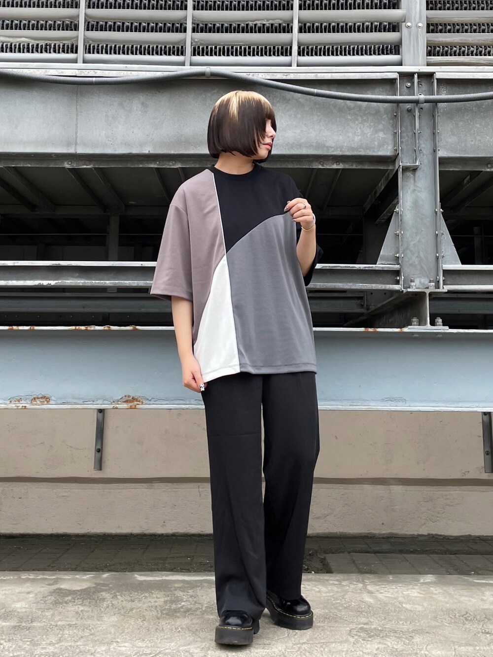 ベージュ系のTシャツ/カットソー、ブラック系のその他パンツを着用したレディースの夏コーディネートの2枚目の写真