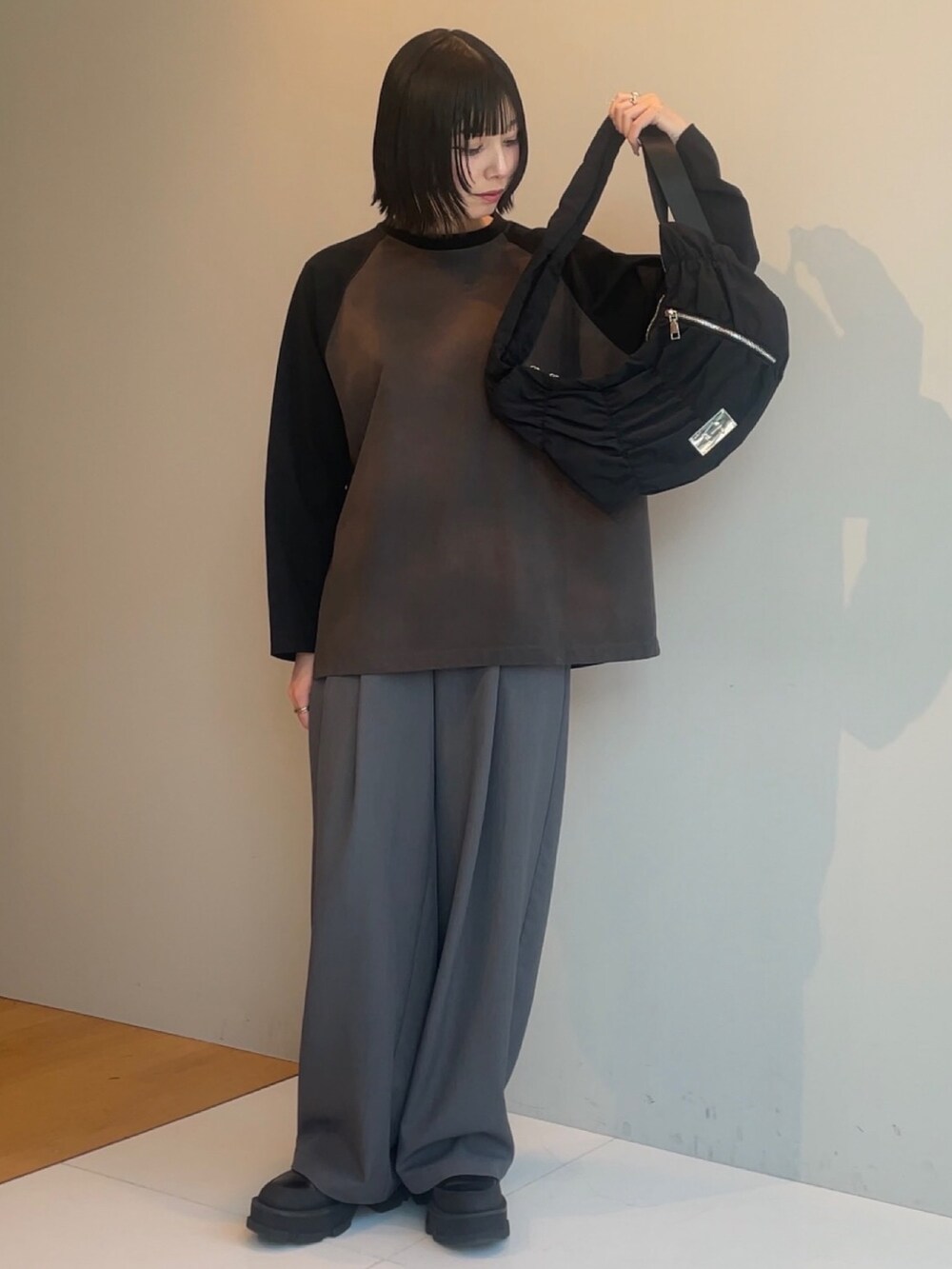 ブラウン系のTシャツ/カットソー、ブラウン系のTシャツ/カットソー、ブラック系のショルダーバッグを着用したレディースの冬コーディネートの3枚目の写真