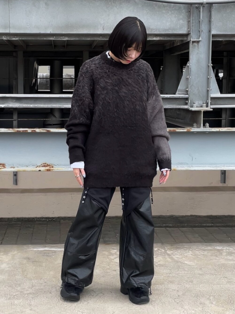 ブラック系のニット/セーター、ブラック系のニット/セーターを着用したレディースの秋コーディネートの2枚目の写真