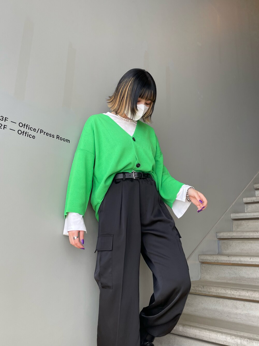 ホワイト系のTシャツ/カットソー、グリーン系のカーディガン/ボレロ、ブラック系のその他パンツを着用したレディースの春コーディネートの2枚目の写真