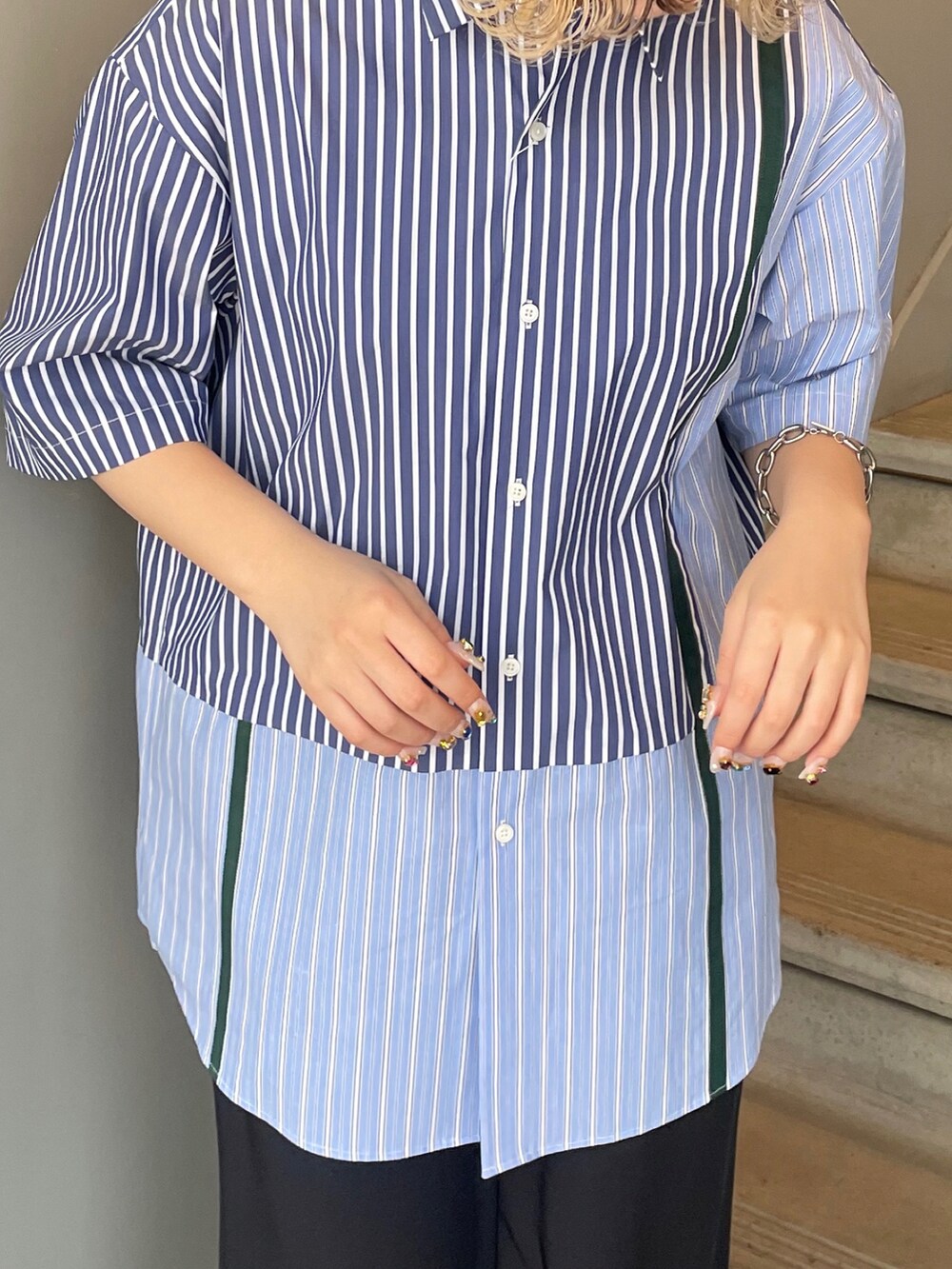 ブルー系のシャツ/ブラウスを着用したレディースの春コーディネートの2枚目の写真