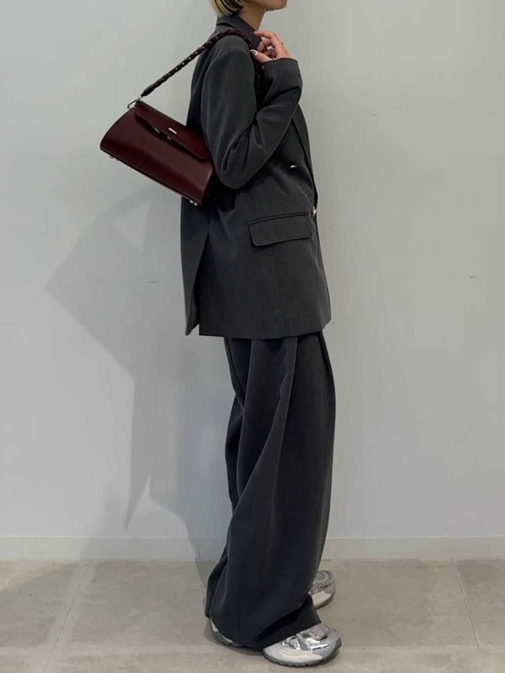 グレー系のその他パンツ、ブラック系のTシャツ/カットソーを着用したレディースの夏コーディネートの5枚目の写真