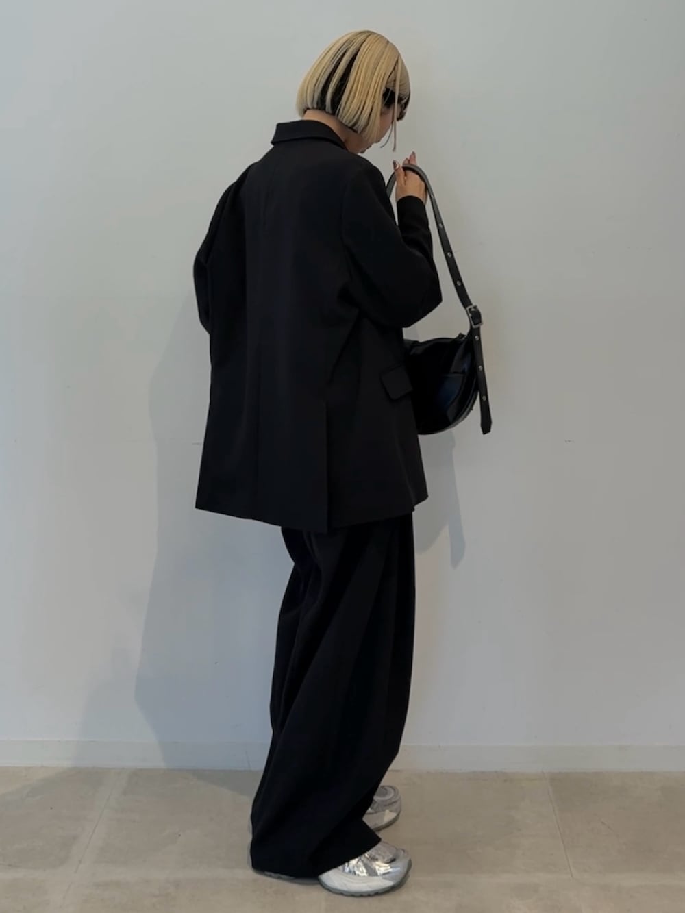 ブラック系のショルダーバッグ、ブラック系のその他パンツを着用したレディースの夏コーディネートの3枚目の写真