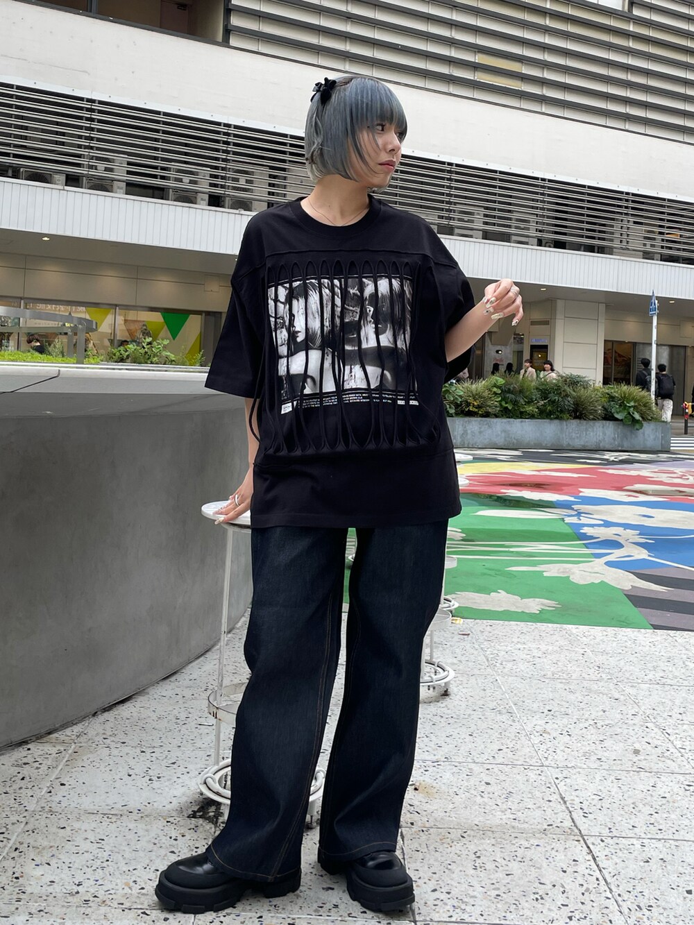 ブラック系のTシャツ/カットソー、ブルー系のデニムパンツを着用したレディースの春コーディネートの3枚目の写真