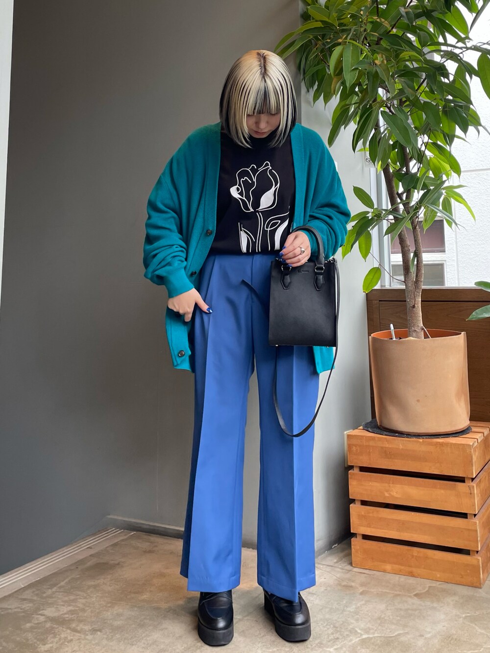 ブラック系のTシャツ/カットソー、ブラック系のショルダーバッグ、ブルー系のその他パンツを着用したレディースの夏コーディネートの3枚目の写真