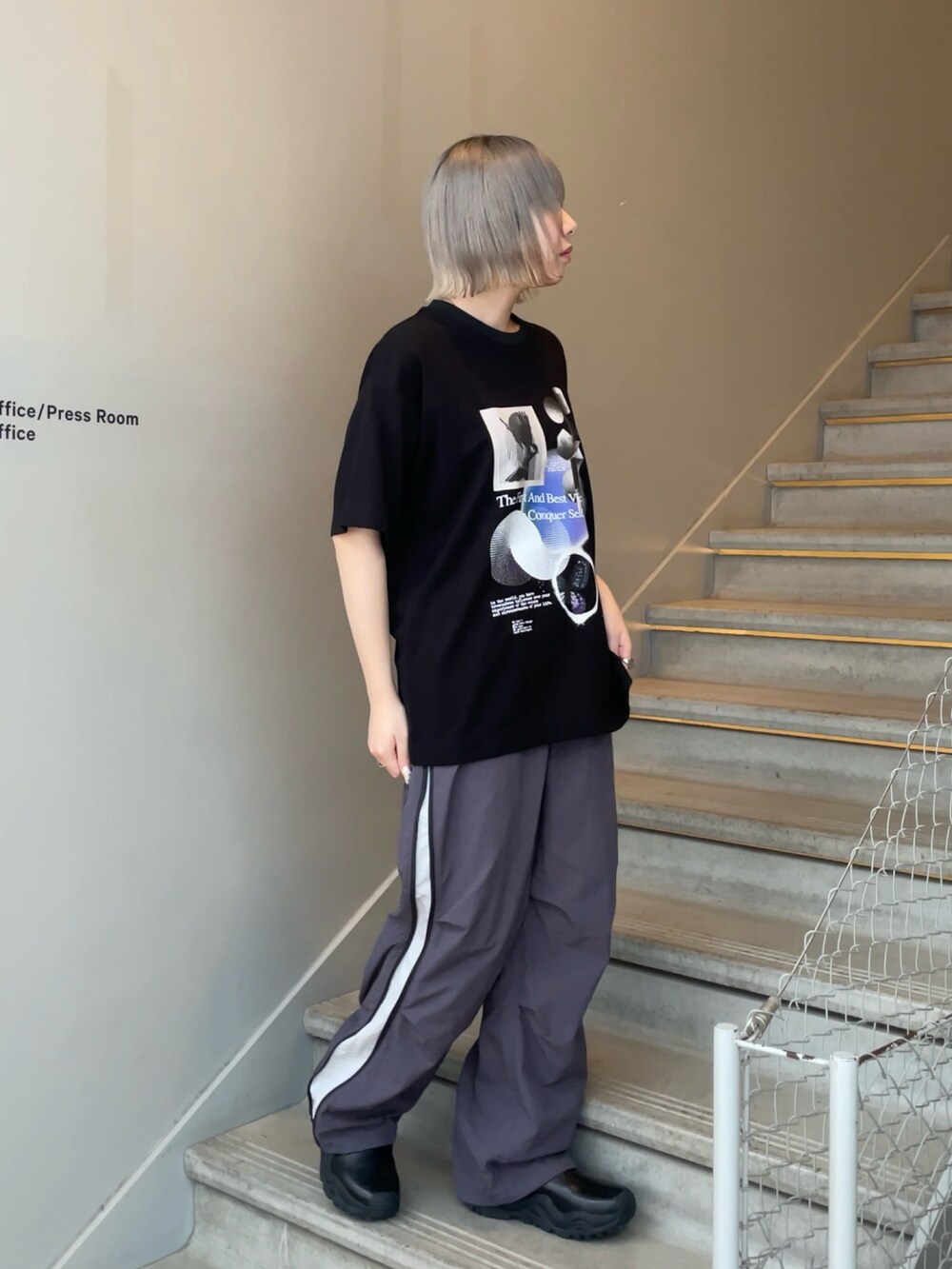 ブラック系のTシャツ/カットソー、グレー系のその他パンツを着用したレディースの春コーディネートの3枚目の写真