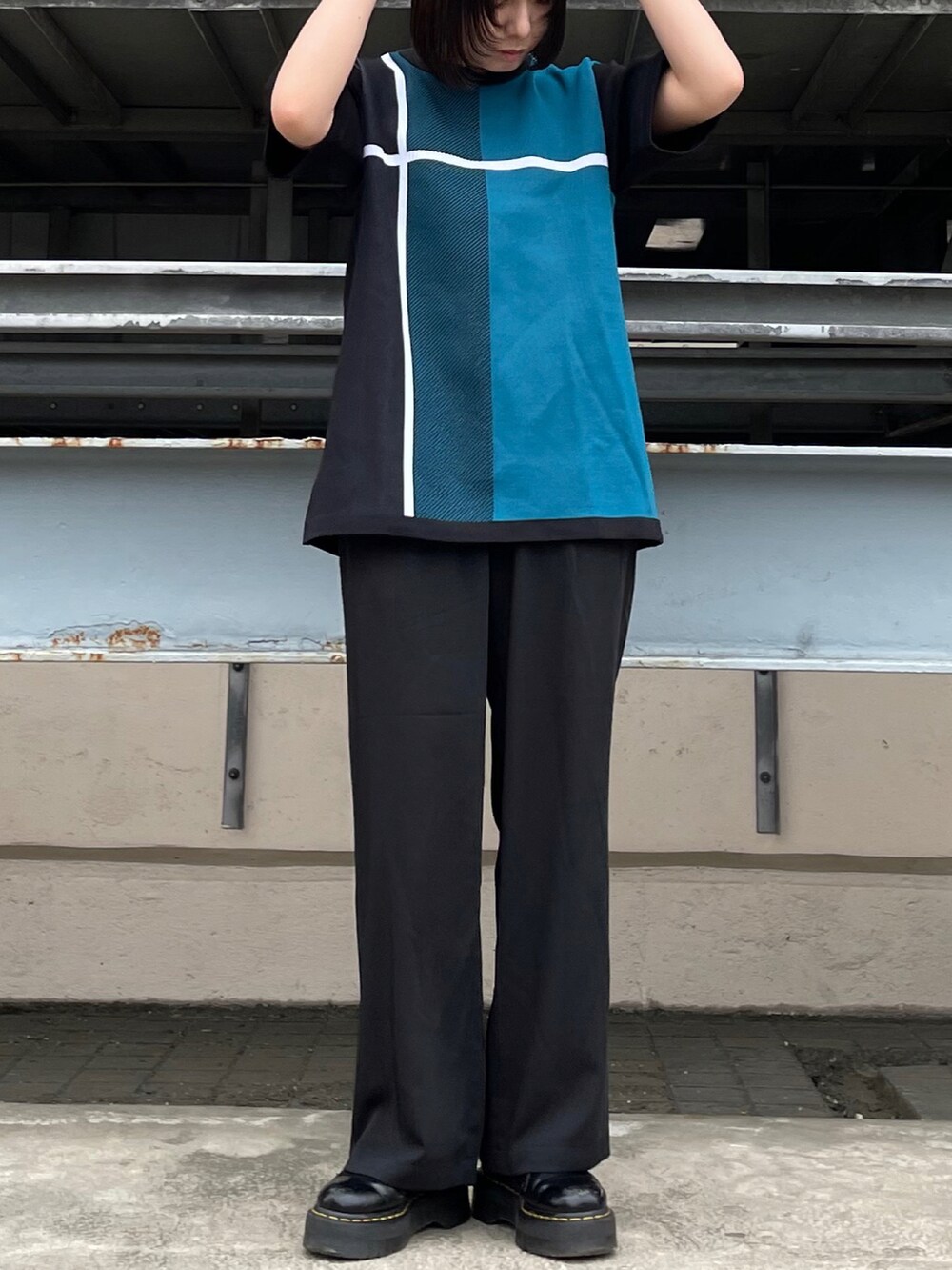 ブラック系のTシャツ/カットソー、ブラック系のその他パンツを着用したレディースの夏コーディネートの3枚目の写真