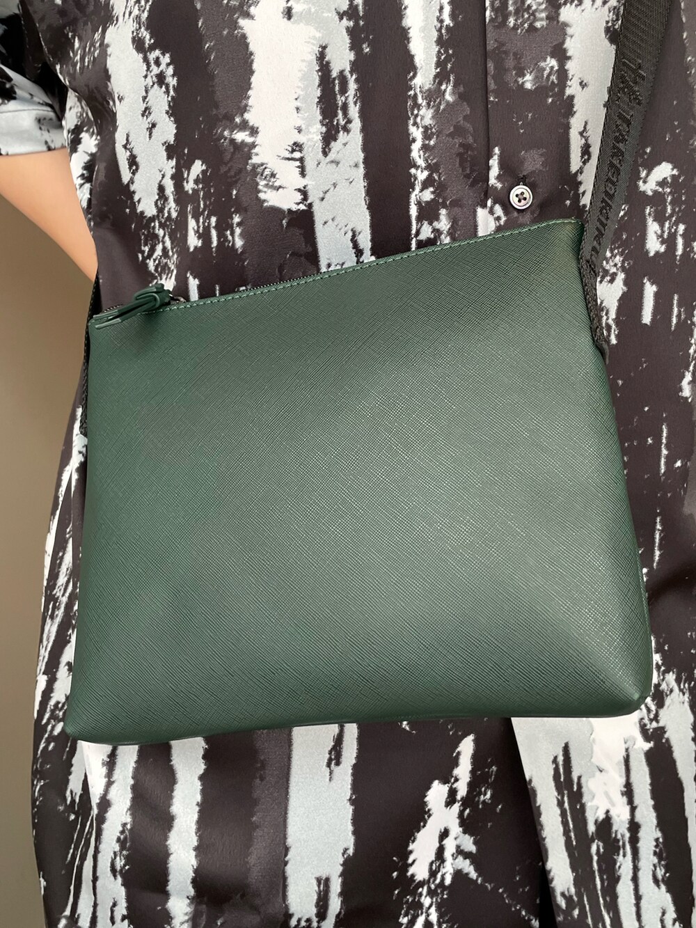 ブラック系のシャツ/ブラウス、グリーン系のショルダーバッグ、ブラック系のその他パンツを着用したレディースの夏コーディネートの4枚目の写真