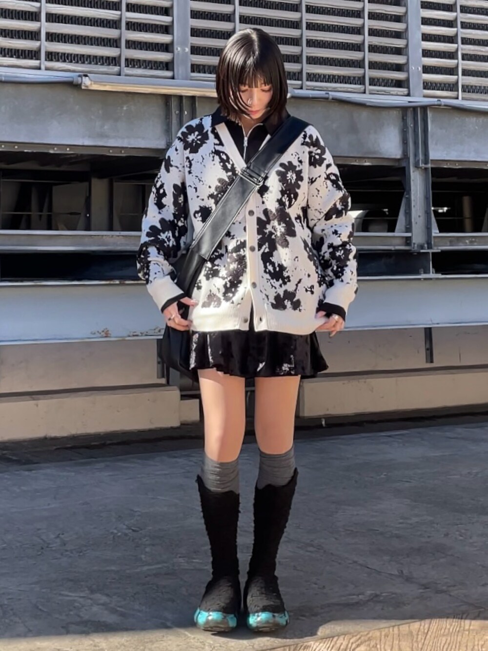 ホワイト系のカーディガン/ボレロ、ホワイト系のカーディガン/ボレロ、ブラック系のショルダーバッグを着用したレディースの冬コーディネートの2枚目の写真