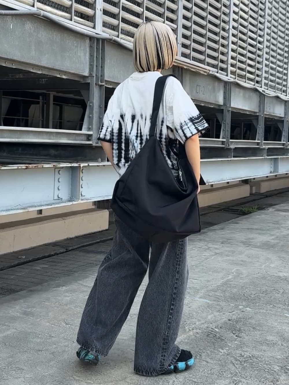 ホワイト系のTシャツ/カットソー、ブラック系のショルダーバッグ、ブラック系のデニムパンツを着用したレディースの夏コーディネートの2枚目の写真