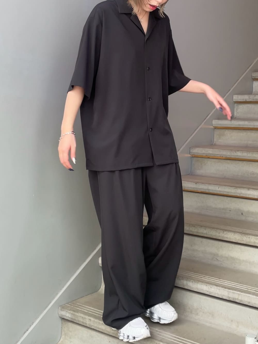 ブラック系のセットアップを着用したレディースの春コーディネートの3枚目の写真