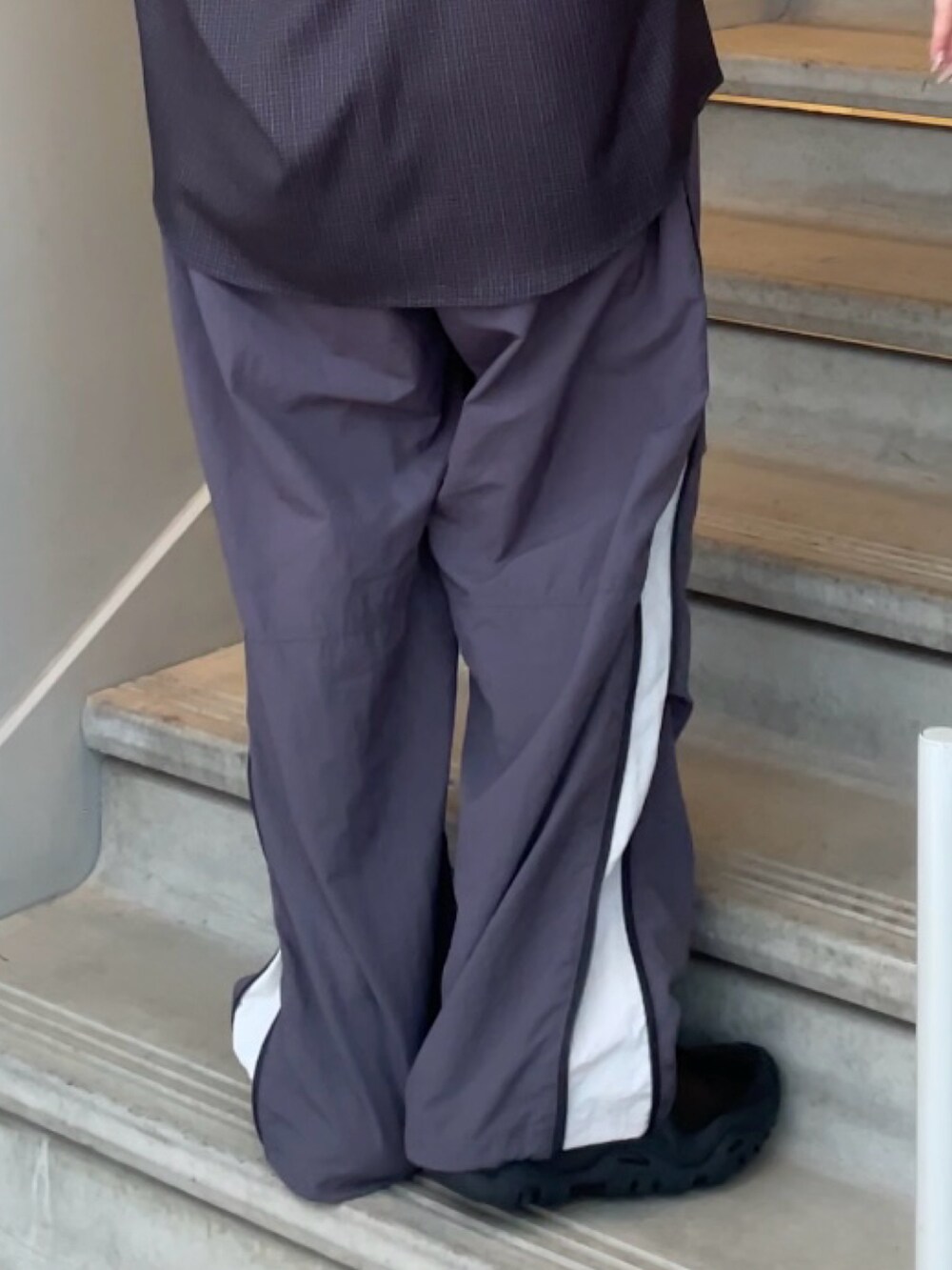 ブラック系のシャツ/ブラウス、グレー系のその他パンツを着用したレディースの春コーディネートの3枚目の写真