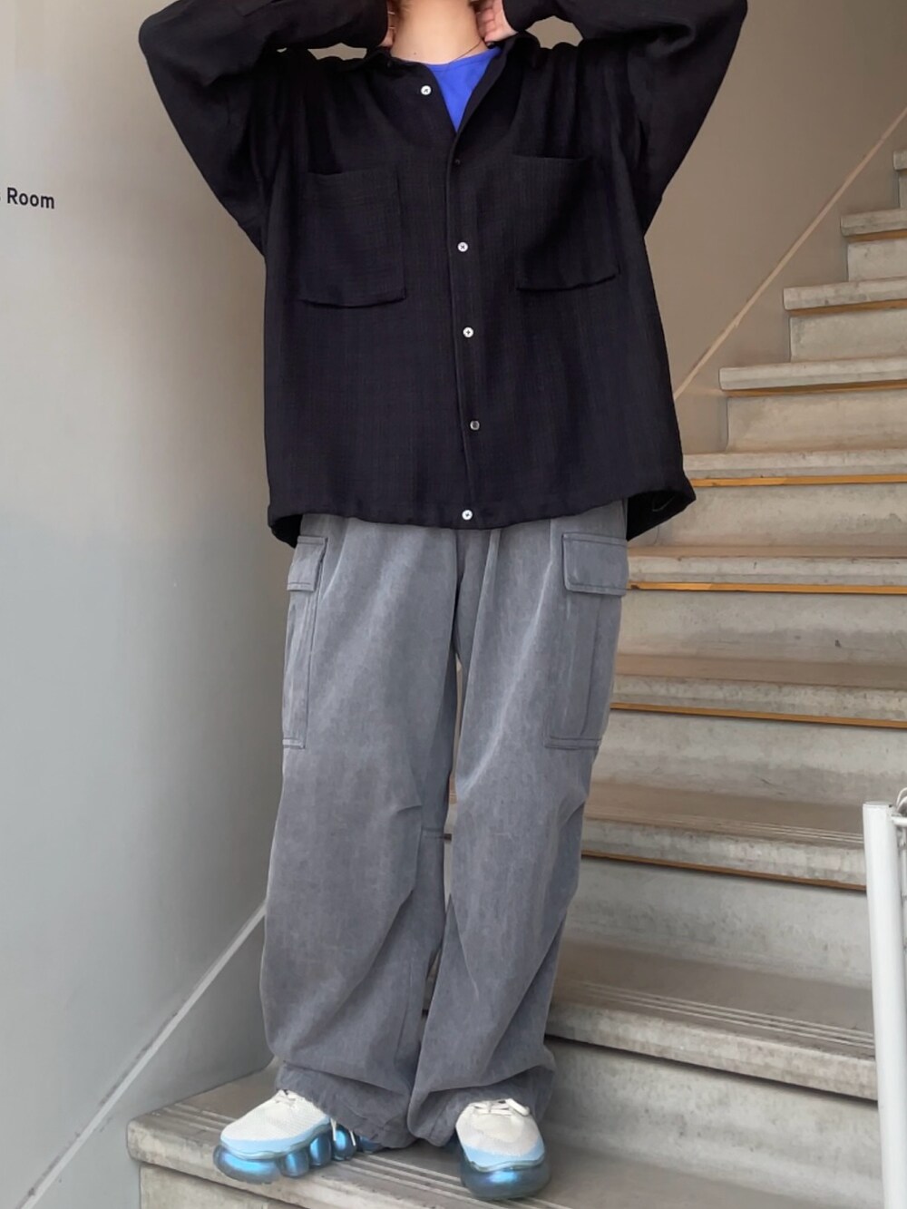 ブラック系のシャツ/ブラウス、グレー系のデニムパンツを着用したレディースの春コーディネートの3枚目の写真